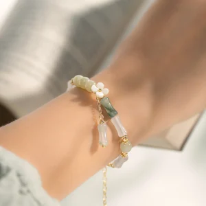 con gái nên đeo vòng bạc tay nào để may mắn